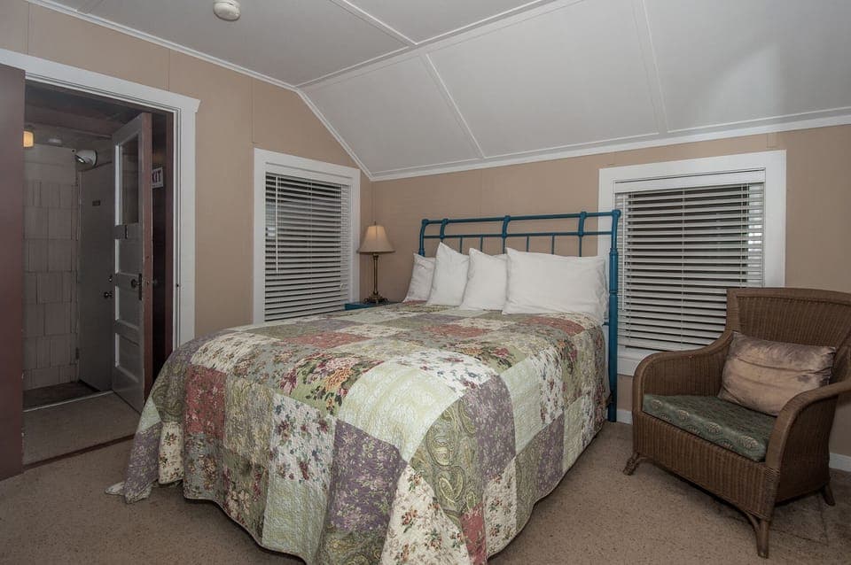 Bed 2 main floor Queen.