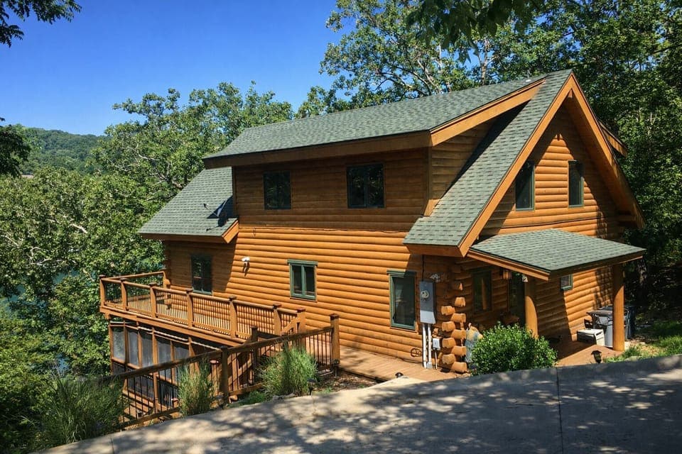 Front view of Edgewater Lodge from driveway and parking area.
