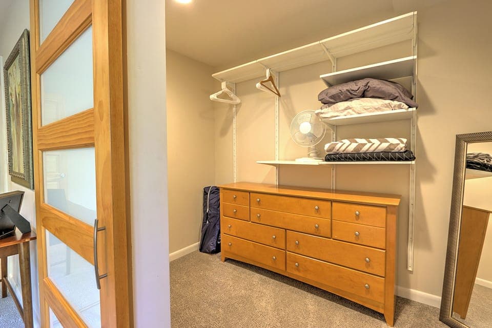 Bedroom 3: Closet
