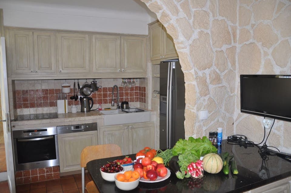 Fully equipped kitchen. Buy fresh food from the market daily at Ste Maxime !