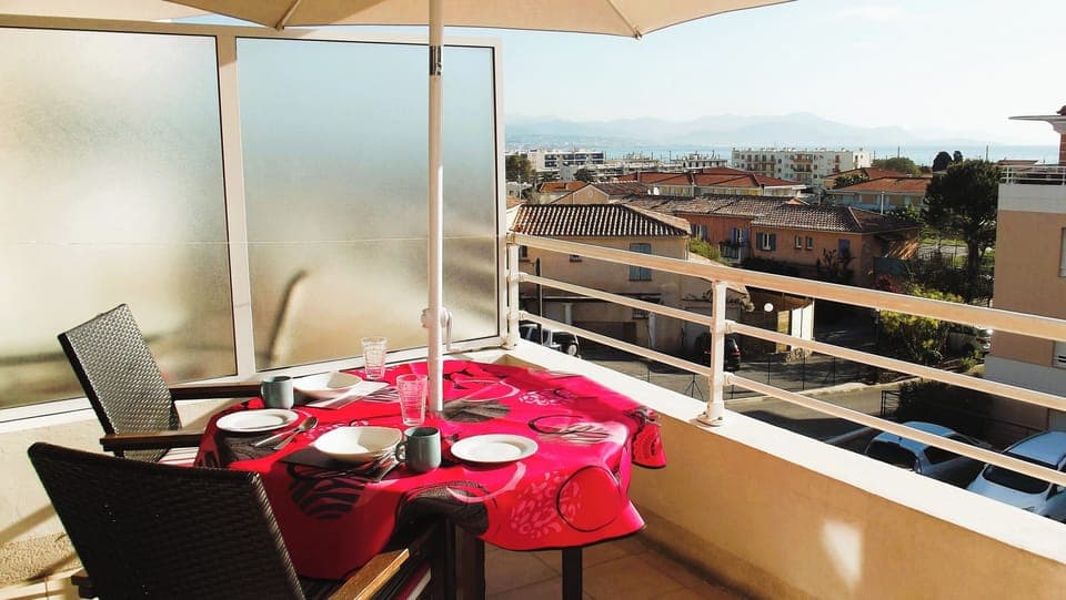 Superb views of SEa , Nice and Mountains from Balcony
