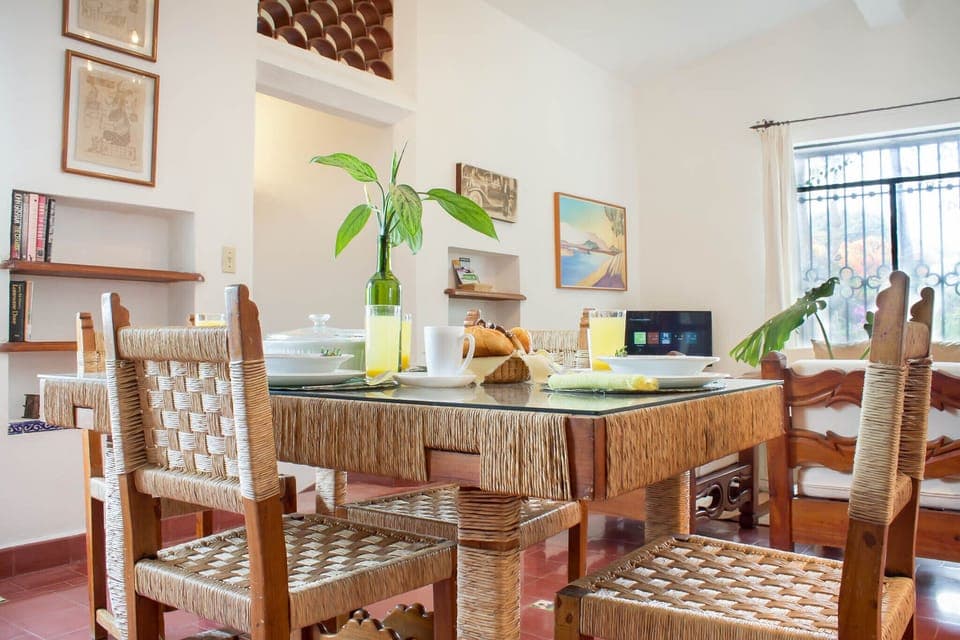Dining area w/ handwoven table and chairs/Comedor para 4 pesonas tejida a mano.