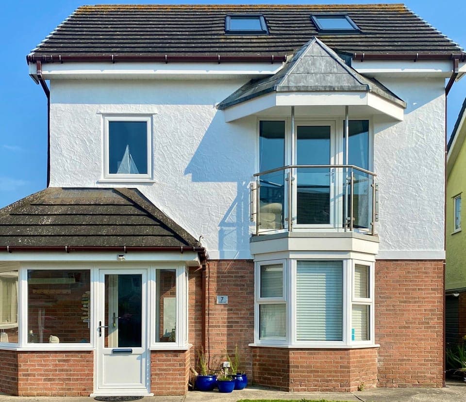 Spacious 3 bed/2 bath close to main beach and village centre 