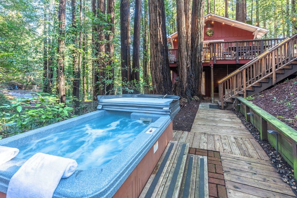 Enjoy the hot tub under the trees
