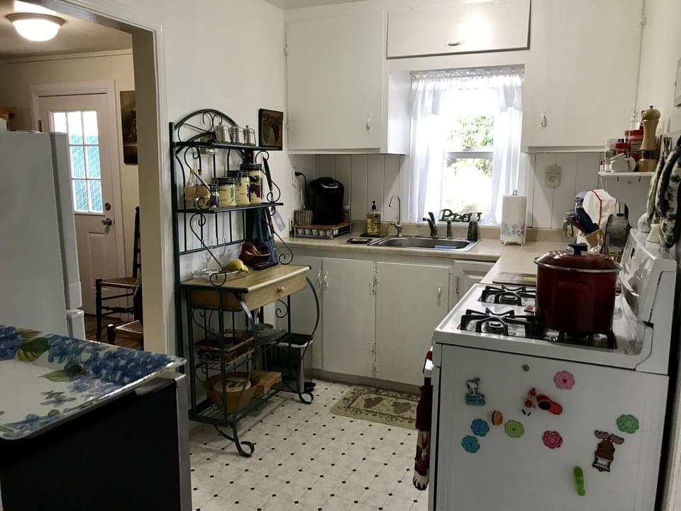 Stocked kitchen fridge, stove/oven,micro, KEURIG coffee maker, spices,condiments