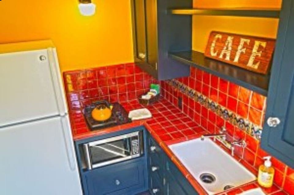 12_small_kitchen_with_red_tile_countertop201