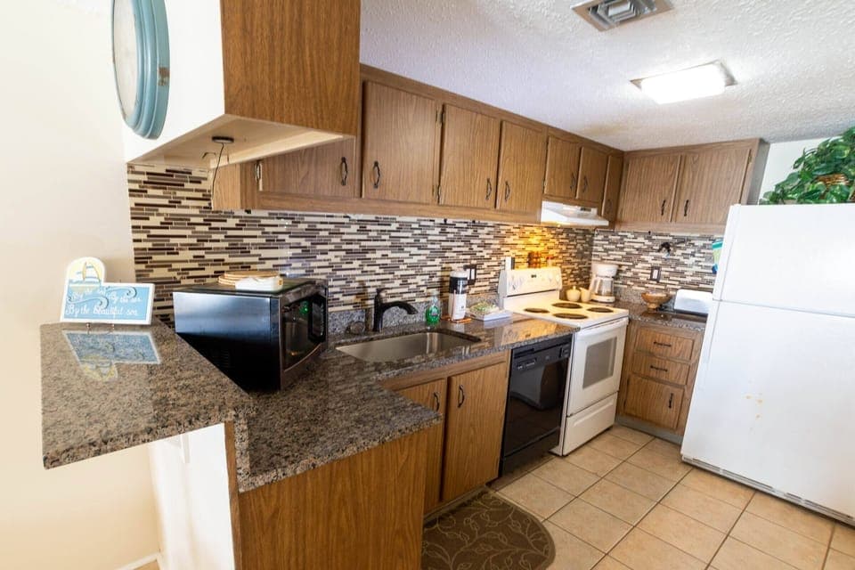 FULLY EQUPPED KITCHEN - FULLY EQUPPED KITCHEN