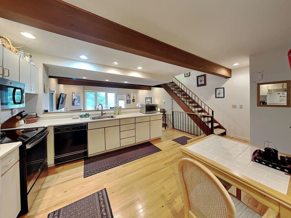 Kitchen w. Breakfast Table
