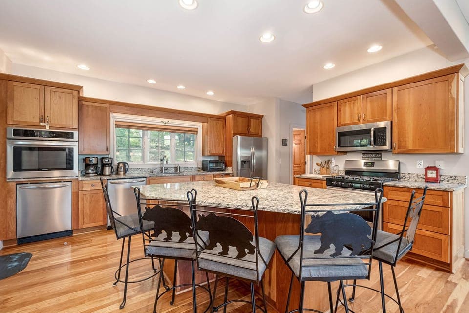 Kitchen Breakfast Bar - Seating for 4
