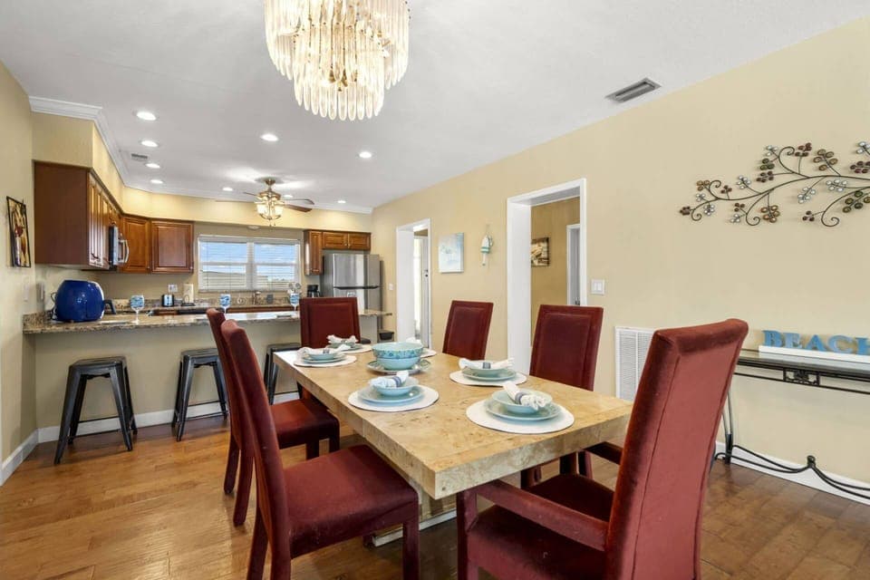 Dining Area with Seating for 6