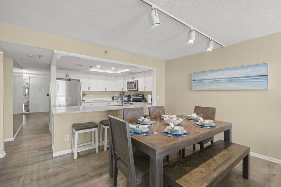 Additional Seating Available at the Kitchen's Breakfast Bar