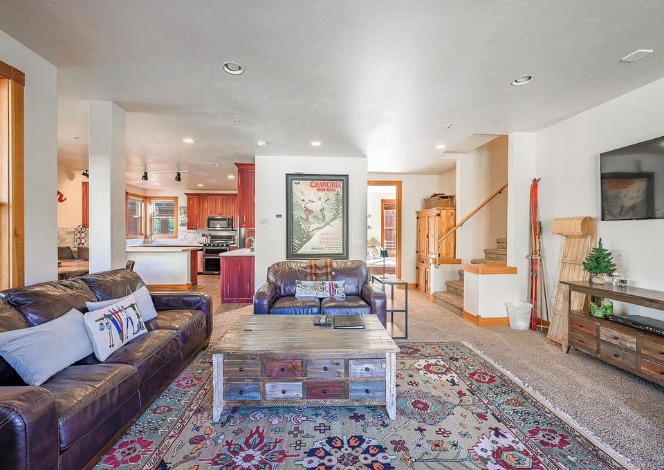 202 Mill Creek Living Rom