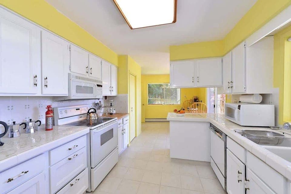 Fully equipped modern kitchen.