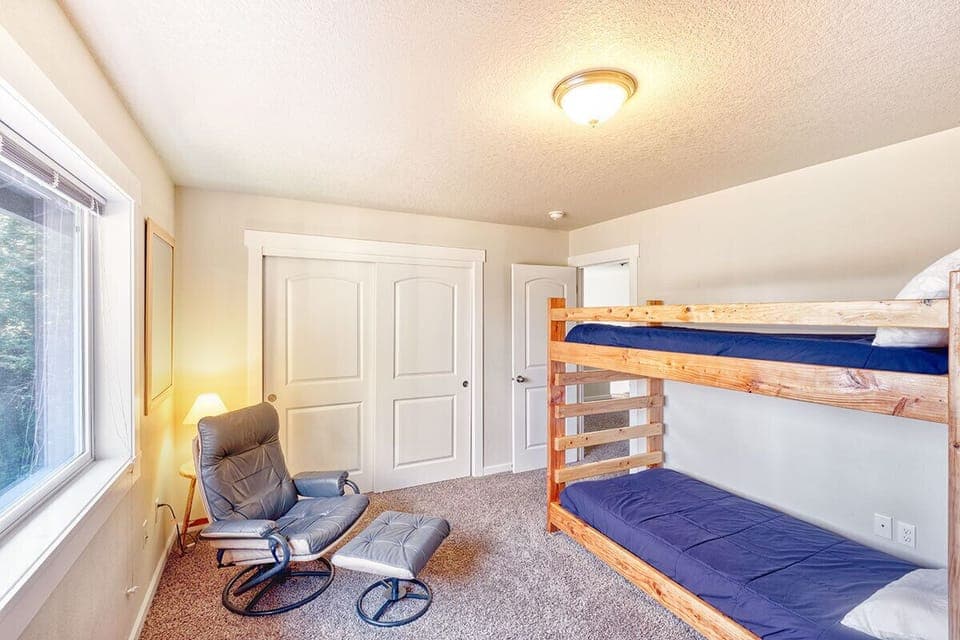 Bedroom 4 with 4 twin beds