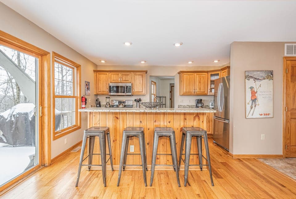 Full Kitchen - Breakfast Bar Seating 4