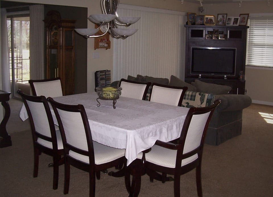 Dining room - table expandable to accommodate 8 - 10