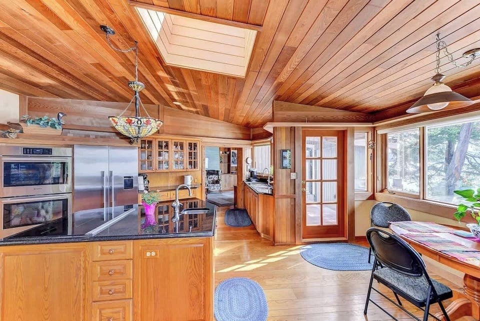 Large fully equipped modern kitchen. 