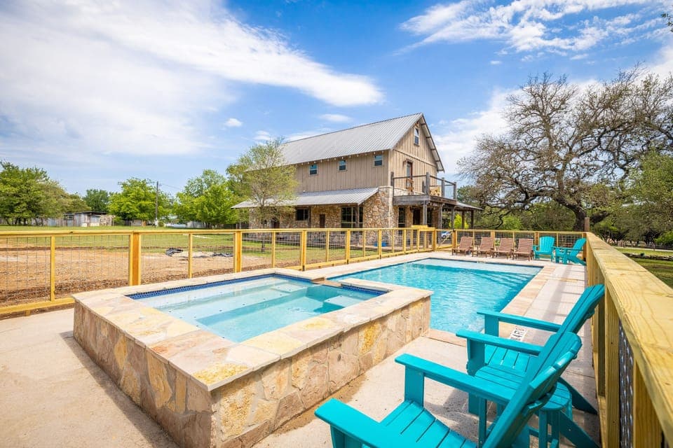 Family Fun - Sport Pool + Hot Tub