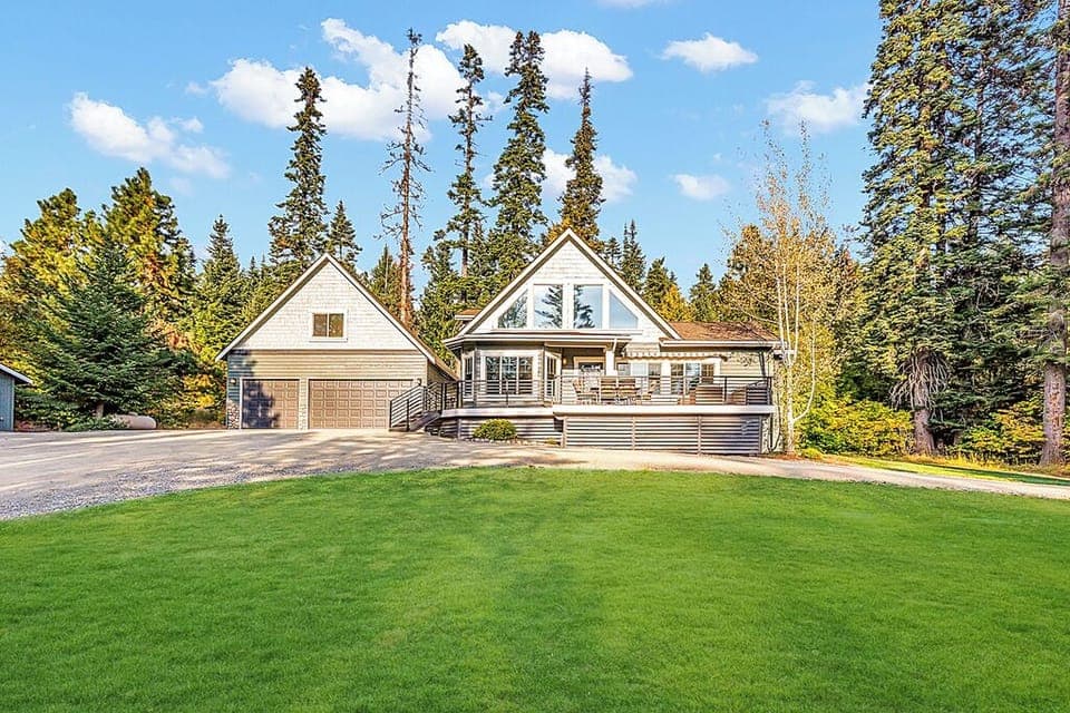 Grand Entry Lawn With Timber Architecture And Picture-Perfect Setting