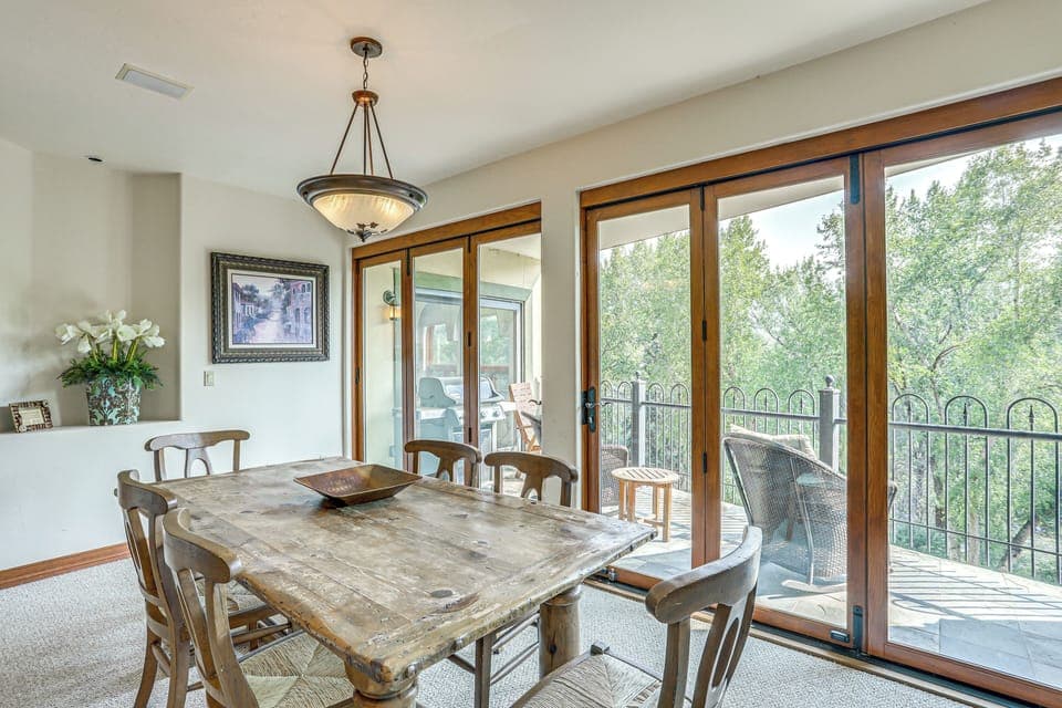 Dining Room | Dishes & Flatware Provided