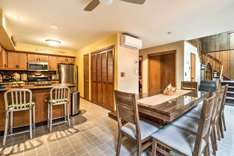 Dining Area | Dishware & Flatware Provided