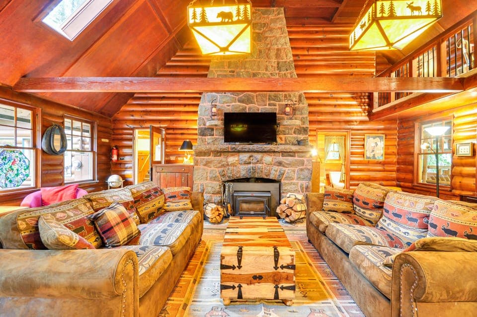 Rhododendron Vacation Rental | 6BR | 3.5BA | 5 Steps Required | 3,750 Sq Ft