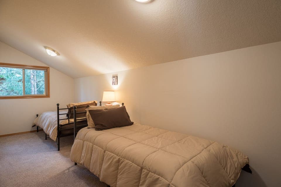 Mt Hood Retreat 4th bedroom - Upstairs 4th bedroom with two twins