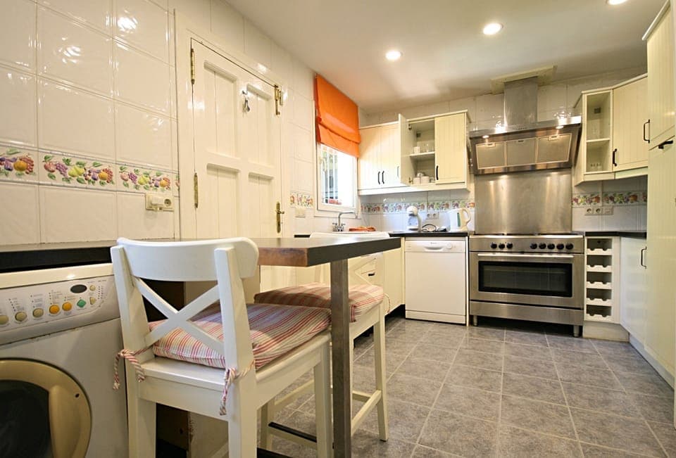 Kitchen and breakfast bar