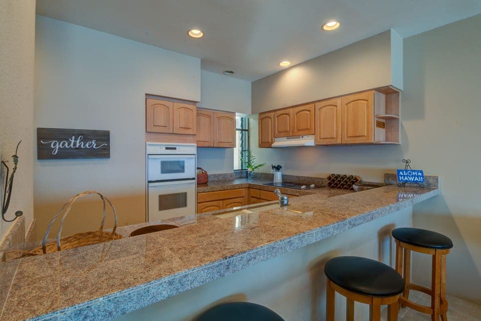 Kitchen / Bar - Kitchen / Bar