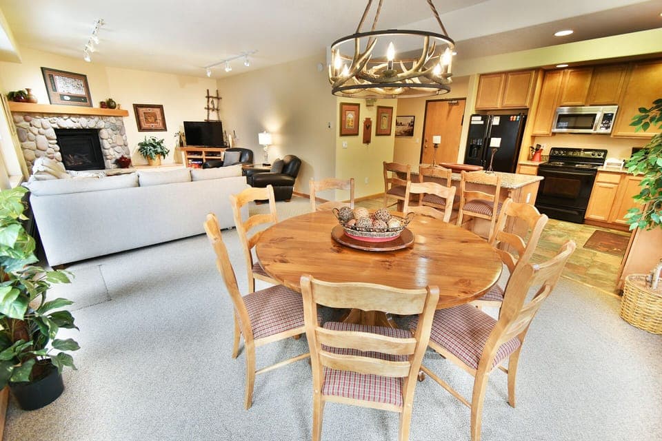 Spacious Living Area - Spacious Living Area