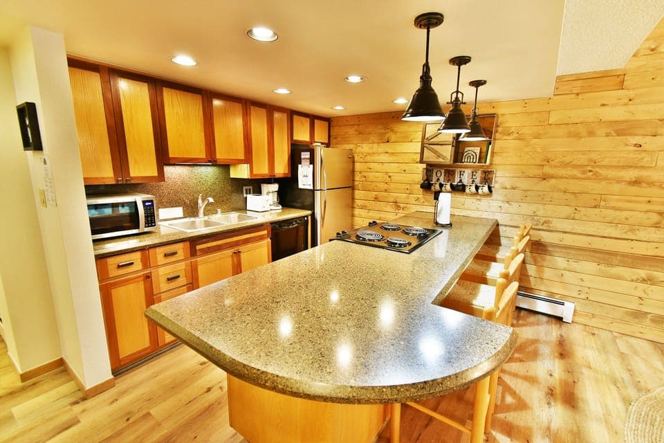 Kitchen with Slab Granite and Stainless Appliances - Kitchen with Slab Granite and Stainless Appliances