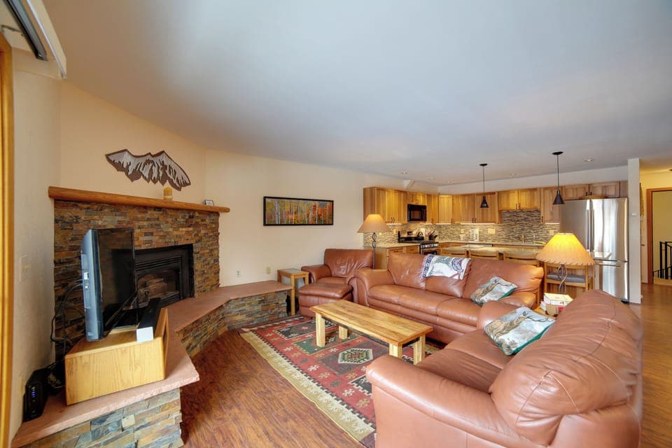 Living Room | Free WiFi | Central Heat | Cable TV | Gas Fireplace