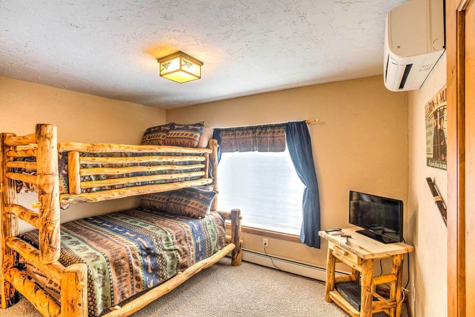 Bedroom 3 | Twin/Full Bunk Bed