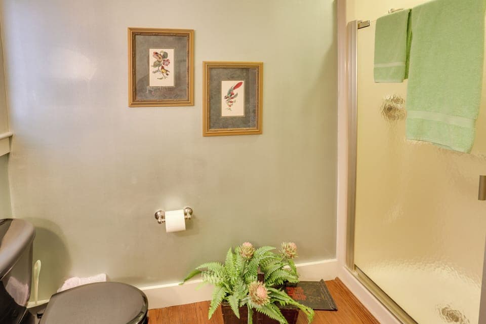 Full Bathroom | Towels Provided