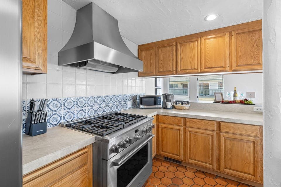 Fully Equipped Gourmet Kitchen