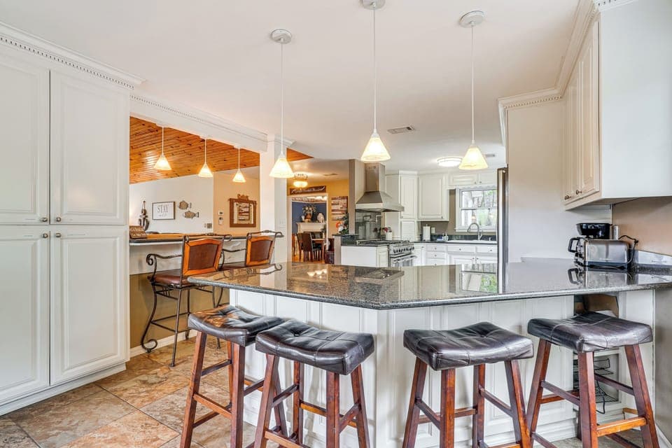 Fully Equipped Kitchen | Dishware/Flatware