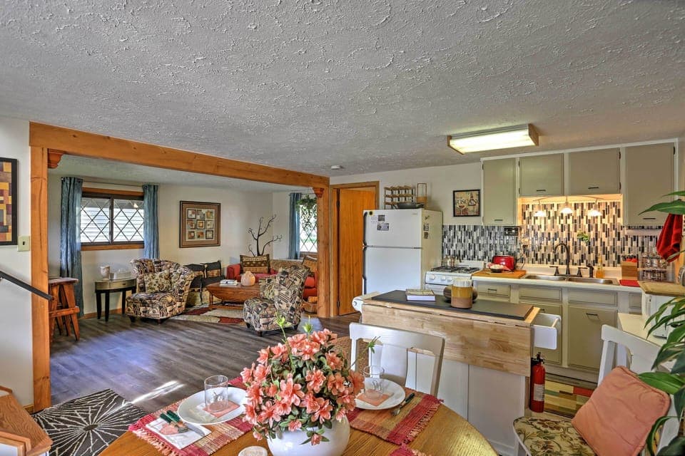 Dining Area | Dishware & Flatware | 2-Story Home