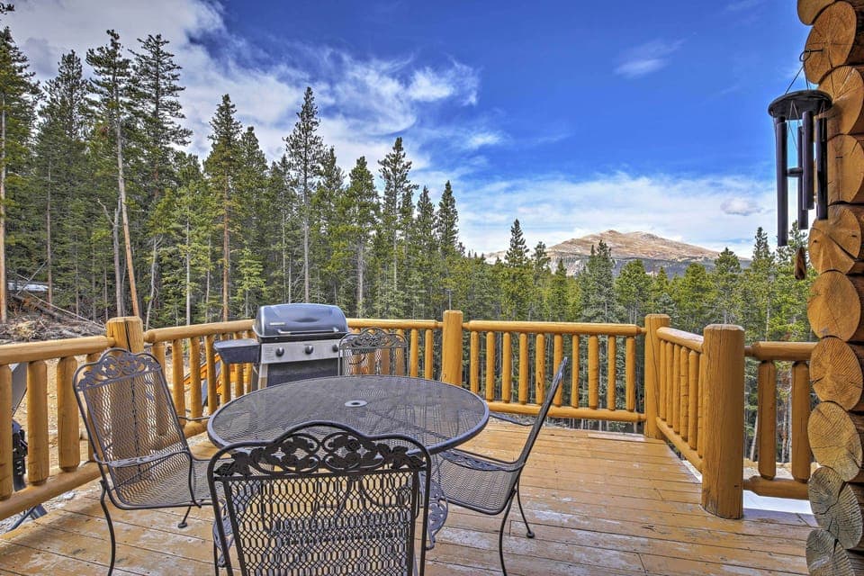 Deck | Gas Grill | Outdoor Dining Area