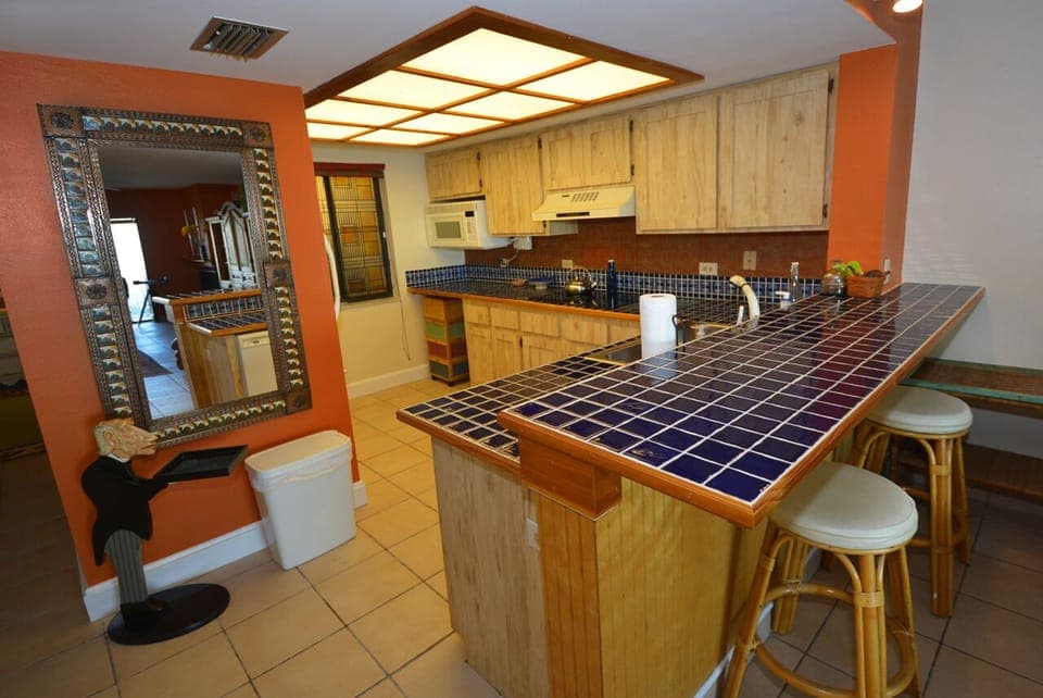 Kitchen Bar with seating for 2