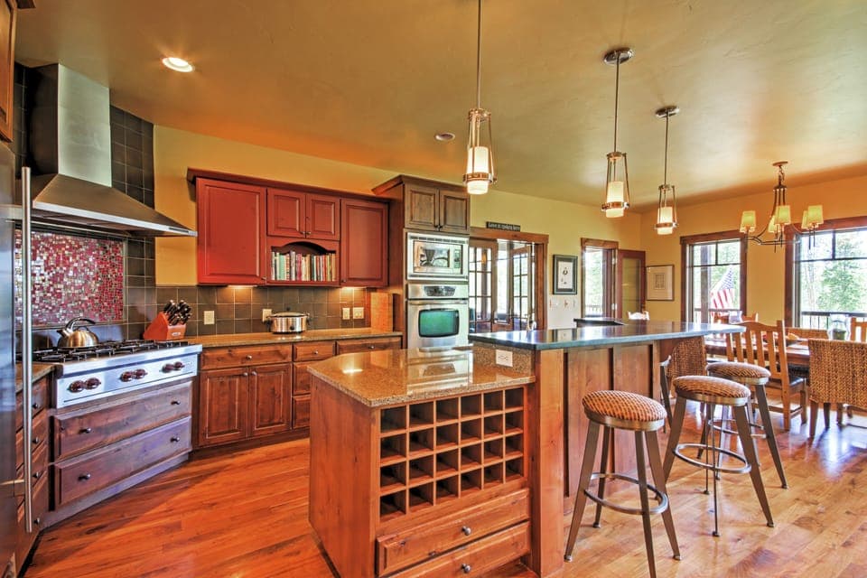Fully Equipped Kitchen | Dishware/Flatware