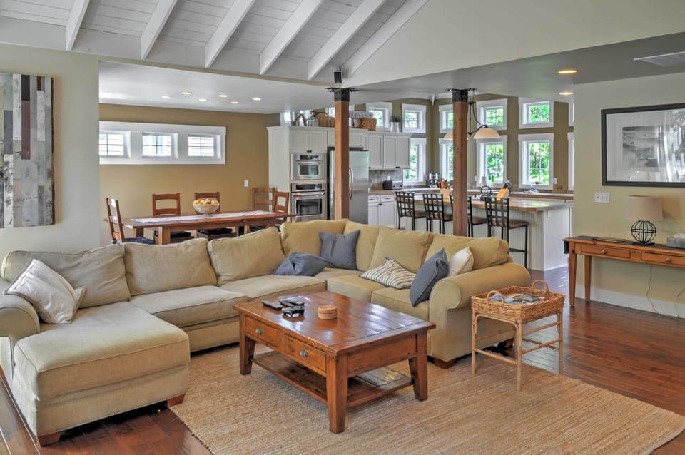 Living Room | Flat-Screen TV