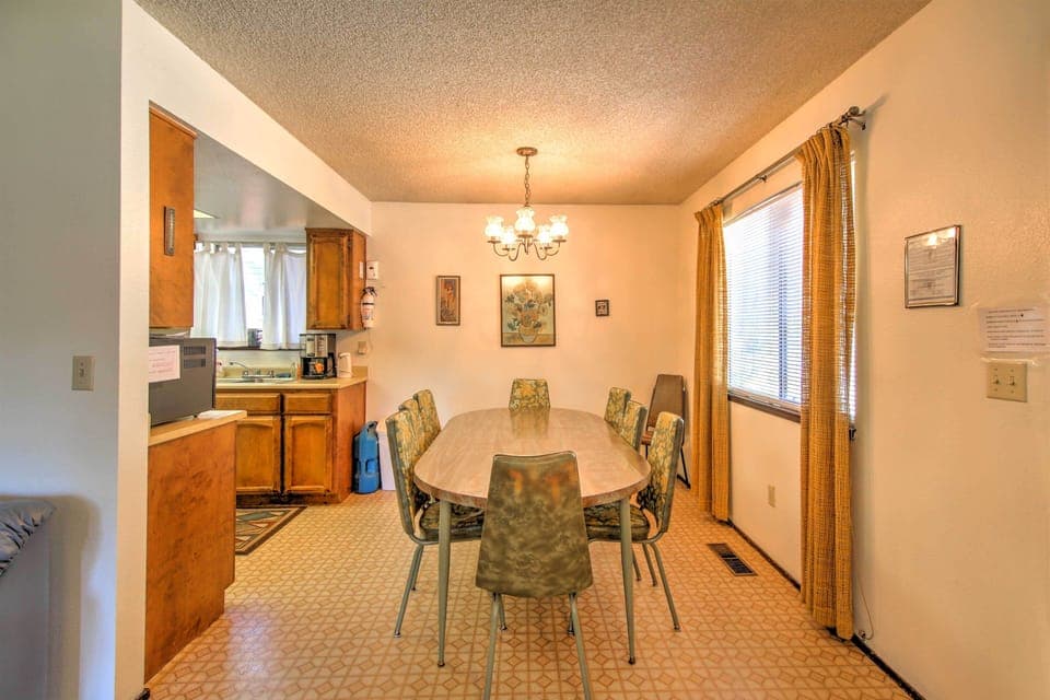 Dining Area | Dishware & Flatware Provided