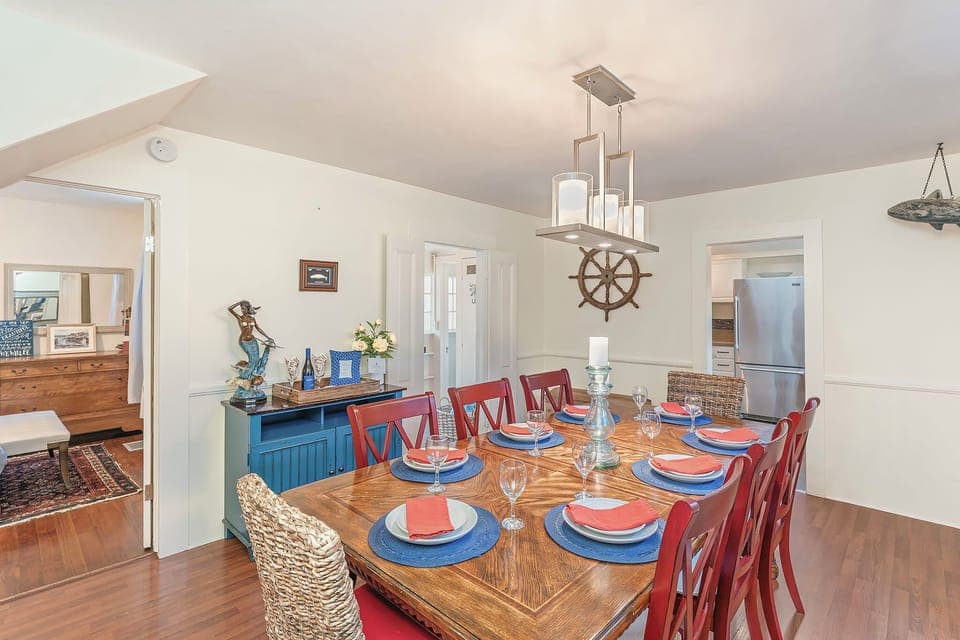 Dining Room Seats 8 Guests