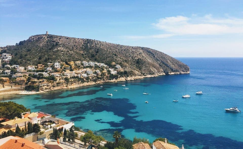 Angenehme Sommervilla mit privatem Pool in Moraira (Costa Blanca) für 14 Personen, mit sieben Schlafzimmern und vier Badezimmern, auf zwei unabhängige Etagen, welche durch Außentreppen verbunden sind.INNENAUSSTATTUNG: Diese Villa besteht aus dem ERDGESCHOSS, in dem sich ein Wohn-Esszimmer mit Zugang zur überdachten Terrasse und zum Pool befindet. Eine voll ausgestattete Küche mit Gasherd und Geschirrspüler. Drei Schlafzimmer, zwei davon mit je zwei Einzelbetten und eines mit einem Doppelbett. Auch gibt es zwei Badezimmer, eines mit Badewanne und das andere mit Dusche. Im OBERGESCHOSS gibt es ein Wohn-Esszimmer mit SAT TV/TDT, vier Schlafzimmer, zwei davon mit je zwei Einzelbetten und zwei mit je einem Doppelbett. Ein Badezimmer mit Badewanne und schließlich ein Badezimmer mit Dusche.AUSSENBEREICH: Großes Grundstück mit einem 10x5 Pool mit Metalltreppe und viel Platz um in den Liegen die Sonne zu geniessen. Es gibt auch einen überdachten Grill um Mahlzeiten im Freien einzunehmen und Parkplatz auf demselben Grundstück für vier Fahrzeuge.LAGE: Nur 900 m bis zum Sandstrand von Moraira und 700 m zu den nächsten Restaurants. Der nächste Supermarkt ist in 1,5 km erreichbar, ebenso das Stadtzentrum von Moraira. Calpe ist 13 km entfernt.BEMERKUNGEN: Es gibt kein Internet. Haustiere bis 12 kg sind gegen Aufpreis erlaubt.