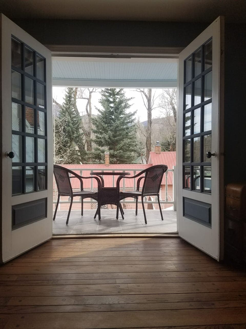 Balcony with mountain views  overlooking  the courtyard. 