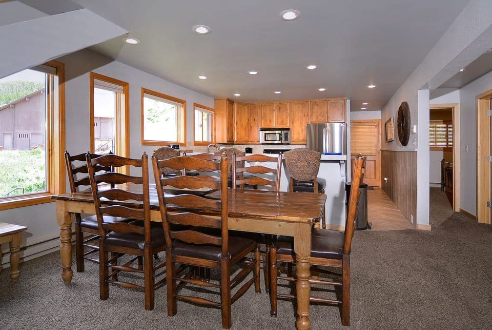 Dining area w/seating for 6