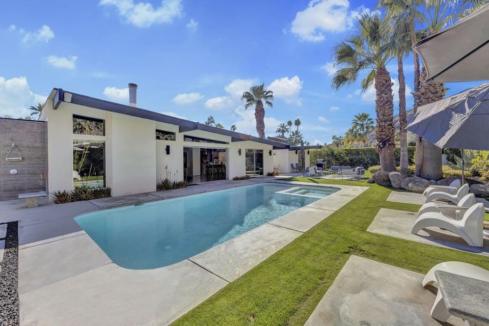 K0018 - Pool area with outdoor shower