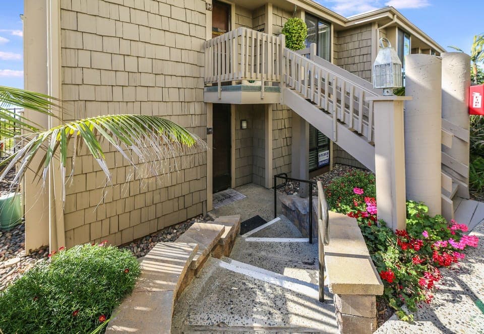 D29 is a bottom unit with only a few steps down to the front door.