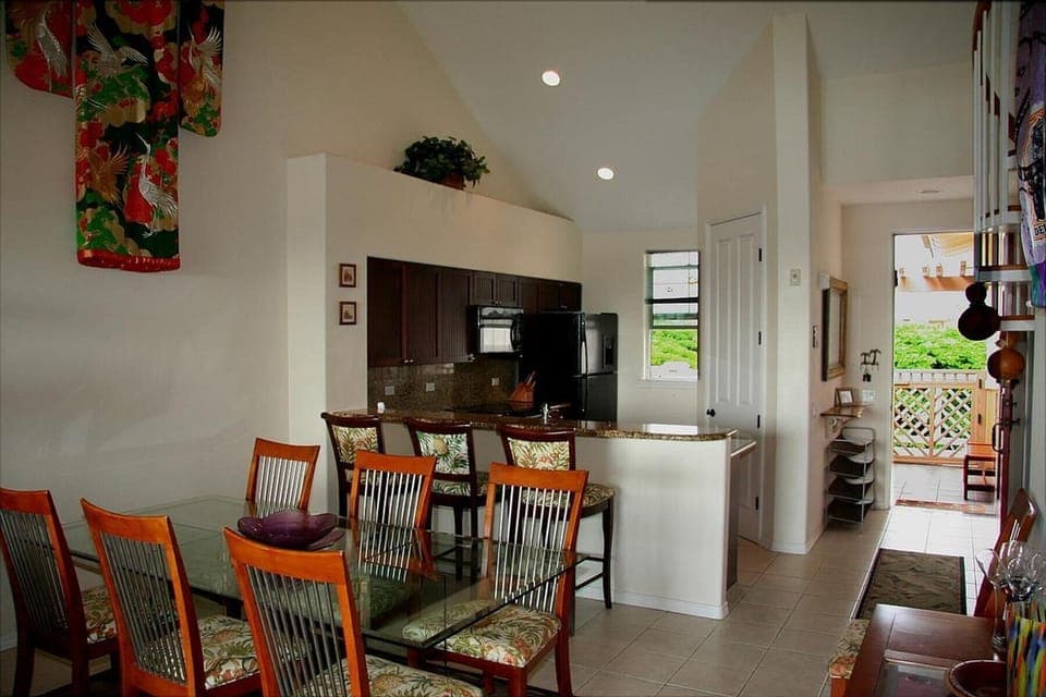 N32 Living Area to Kitchen