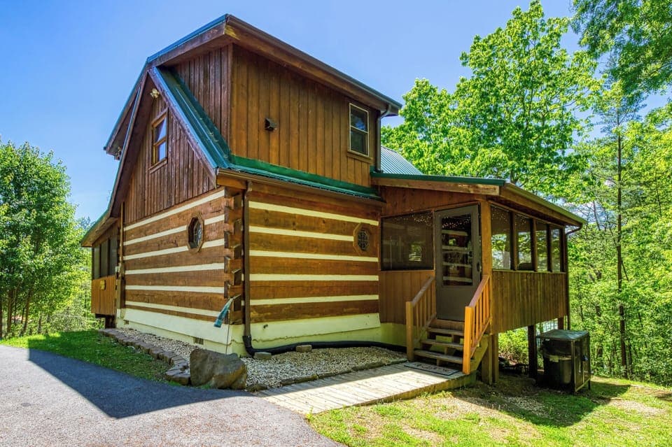 Exterior view of the cabin.